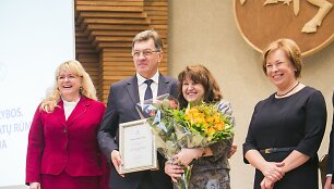 Vyriausybėje įteikti apdovanojimai