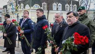 Lietuvos politikų delegacija deda gėles prie žuvusių karių memorialo