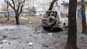 Donecke automobilis po ap&scaron;audymo artilerijos sviediniais