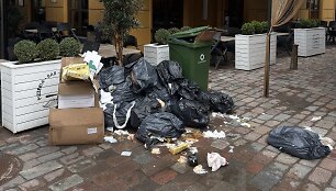 Perpildytas &scaron;iuk&scaron;lių konteineris prie restorano &bdquo;Casa della pasta&ldquo;