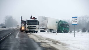 Kelyje Panevėžys-Šiauliai nuslydęs vilkikas