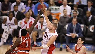 Jonas Valančiūnas ir Larry Sandersas