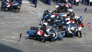 Paryžiuje per Bastilijos paėmimo dienos paradą susidūrė du policijos motociklai