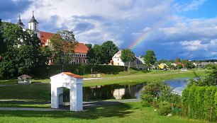 Greta Tytuvėnų vienuolyno pastato