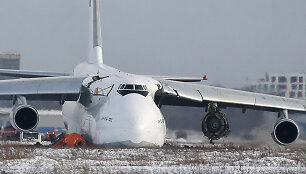 Gedimą patyręs ir avariniu būdu nusileidęs lėktuvas AN-124-100 &bdquo;Ruslan&ldquo;