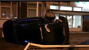 Raseinių spauda apie Velykų nakties avariją po komisariato langais: Tai ne „Kobra-11“ filmavimas ir ne teroro aktas