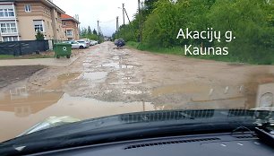 Į gimnaziją vedanti Akacijų gatvė Kaune