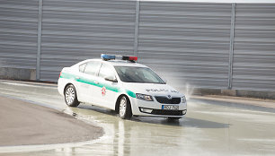 Kauno policijos pareigūnai įvertino savo vairavimo įgūdžius sudėtingomis eismo sąlygomis