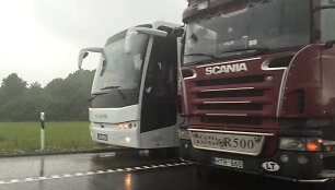 Policija leido krep&scaron;ininkų autobusui įvykio vietą aplenkti kelkra&scaron;čiu.
