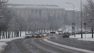 Eismą &scaron;alies keliuose sunkina plikledis ir &scaron;lapdriba