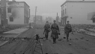 Suomijos kariai įžengia į sudegintą Rovaniemį 1944 m.