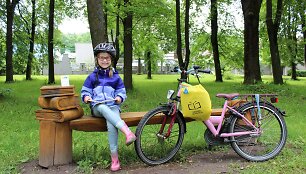 Viltė Rutkauskaitė vasarą leidžia su dviračiu ir knyga