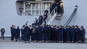Po pratybų laive &bdquo;Vladivostok&ldquo; i&scaron;eidinėjantys Rusijos jūrų pėstininkai 