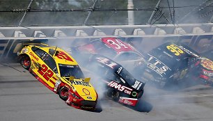 NASCAR lenktynių avarija „Talladega“ trasoje