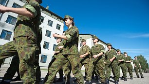 Bazinių kario savanorio įgūdžių kurse – neįprastai daug merginų