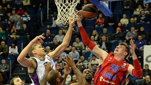 Dėl kamuolio kovoja Mindaugas Kuzminskas ir Andrejus Voroncevičius