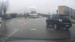 Fotopolicija: &bdquo;Mitsubishi&ldquo; pažeidžia taisykles.