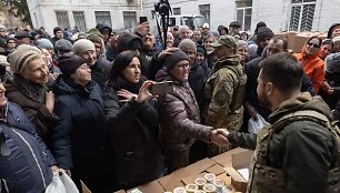 Nuotraukoje, kurioje įamžintas išlaisvintos Bučos gyventojus aplankęs V.Zelenskis, matoma maisto parama iš Lietuvos.