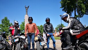 &bdquo;BMW Mototurizmo sprintas&ldquo;, Laisvės paminklas Žiežmariuose