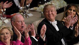 I&scaron; kairės: Hillary Clinton, Timothy Dolanas, Donaldas Trumpas ir Melania Trump