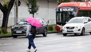 &Scaron;iandien i&scaron;eiti i&scaron; namų be skėčio nerekomenduojama