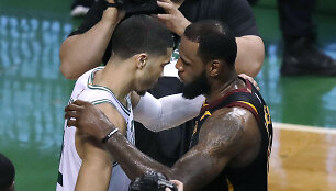 Jaysonas Tatumas ir LeBronas Jamesas