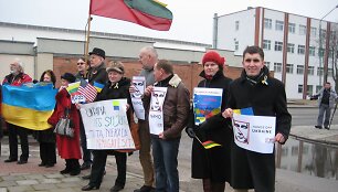 Ukrainiečius palaikantys klaipėdiečiai sekmadienio popietę su plakatais rinkosi prie Rusijos konsulato. 
