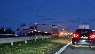 Palangos plente nuo kelio nuvažiavęs vilkikas sukėlė didžiules spūstis.