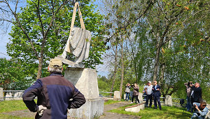 Merkinėje nukeltas paminklas sovietiniams kariams