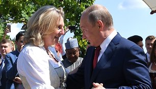 Karin Kneissl ir Vladimiras Putinas