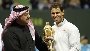 Rafaeliui Nadaliui prizą įteikė Kataro užsienio reikalų ministras Khalidas bin Mohammedas Al-Attiyah