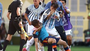 Argentinietis Leandro Paredesas trenkė ispanui Gavi