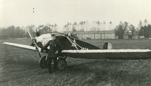 Vyr. ltn. Antanas Gustaitis prie savo lėktuvo ANBO-I, 1925 m.