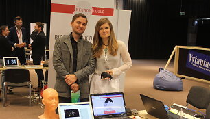 &bdquo;Neurontools&ldquo; vadovas Vaidas &Scaron;iaučiūnas ir pardavimų vadovė Kamilė Butkevičiūtė. Kamilės rankose - įrenginio prototipas