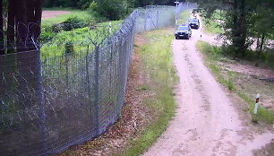 izulus-ir-agresyvus-migrantai-apmete-vsat-pareigunus-akmenimis-ir-apgadino-ju-tarnybini-visureigi