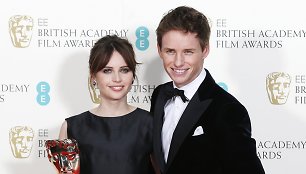 Felicity Jones ir Eddie Redmayne'as atsiėmė apdovanojimą už geriausią britų filmą „Visko teorija“