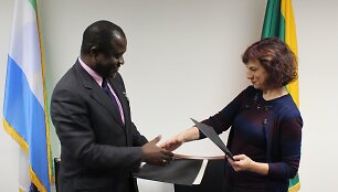 Lietuvos nuolatinė atstovė Jungtinėse Tautose ambasadorė Raimonda Murmokaitė ir Siera Leonės nuolatinis atstovas Jungtinėse Tautose ambasadorius Vandi Chidi Minah