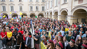 Rugsėjo 1-osios &scaron;ventė VU kiemelyje 