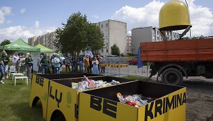 Kai ežerų kra&scaron;tą užplūsta poilsiautojai, padaugėja atliekų: Zarasuose vie&scaron;ai i&scaron;kratytas plastiko konteineris