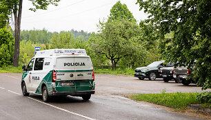 Gudžių kaime Karo policija ir Lietuvos kariuomenė ie&scaron;ko drono