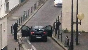 Ginkluoti užpuolikai netoli „Charlie Hebdo“ redakcijos nusitaikę į policijos automobilį.