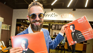 Lino Adomaičio vinilo pristatymo akimirka