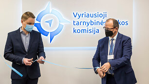 I&scaron; kairės &ndash; Turto banko Turto valdymo departamento direktorius Jonas Stravinskas_VTEK pirmininkas Edmundas Sakalauskas