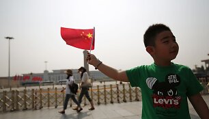 Berniukas su Kinijos vėliava Tiananmeno aik&scaron;tėje