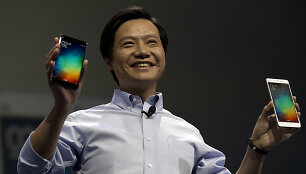 &bdquo;Xiaomi&ldquo; tarybos pirmininkas Lei'us Junas laiko naują kinų flagmaną &bdquo;Mi Note&ldquo;