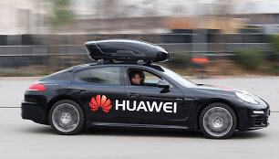 &bdquo;Huawei&ldquo; telefonu valdomas &bdquo;Porsche Panamera&ldquo; automobilis