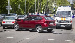 Prie parduotuvės &bdquo;Eglutė&ldquo; susidūrė BMW X1 ir &bdquo;Audi 80&ldquo; 