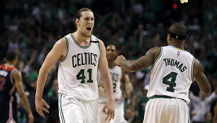Kelly Olynikas ir Isaiah Thomasas