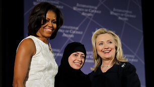 S.Badawi (viduryje) su M.Obama ir H.Clinton