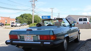 „Mercedez-Benz 560 SL“ – Amerikos automobilių kultūroje tai – egzotika.